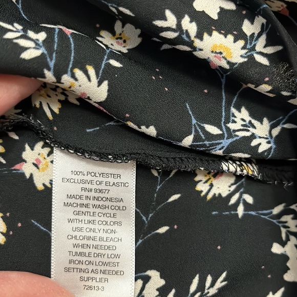 a.n.a.  A New Approach black floral small print shirt/blouse LARGE - Picture 14 of 17